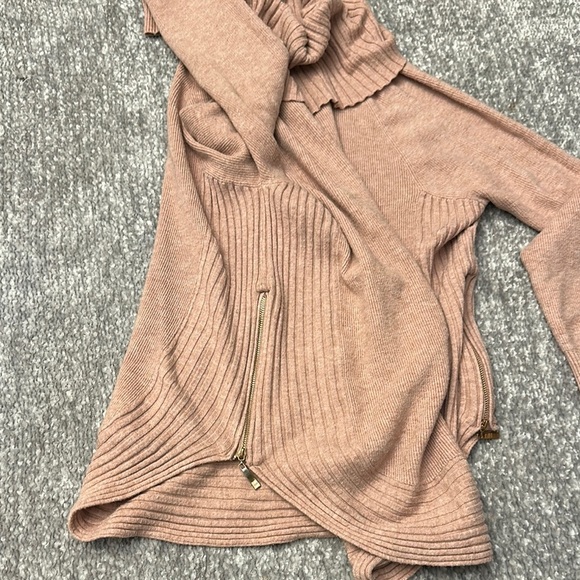 Women's pink oversized Turtleneck Sweater with cute side zipper detail size sm - Picture 2 of 3